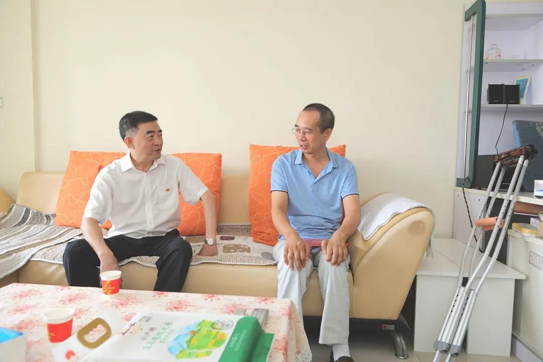 蜀道集团党委副书记、董事邹蔚走访慰问华体huati(中国)困难党员