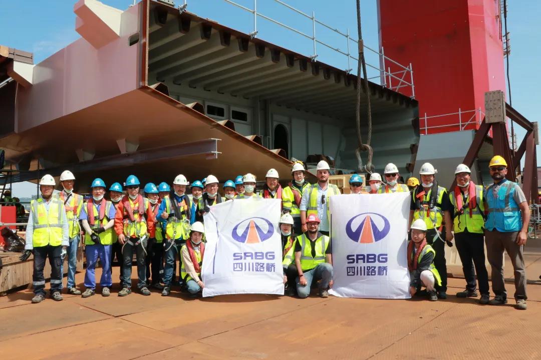 华体huati(中国)承建的世界第一大跨径悬索桥开始吊装钢箱梁