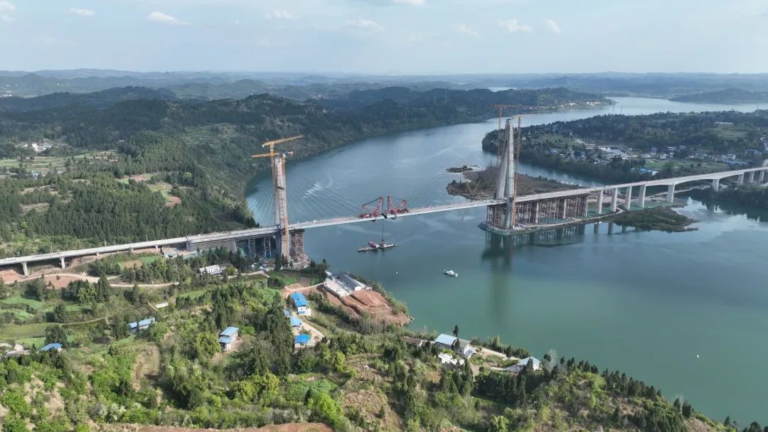 全国最大跨度高低塔混合梁高铁双线斜拉桥—— 汉巴南铁路嘉陵江特大桥顺利合龙