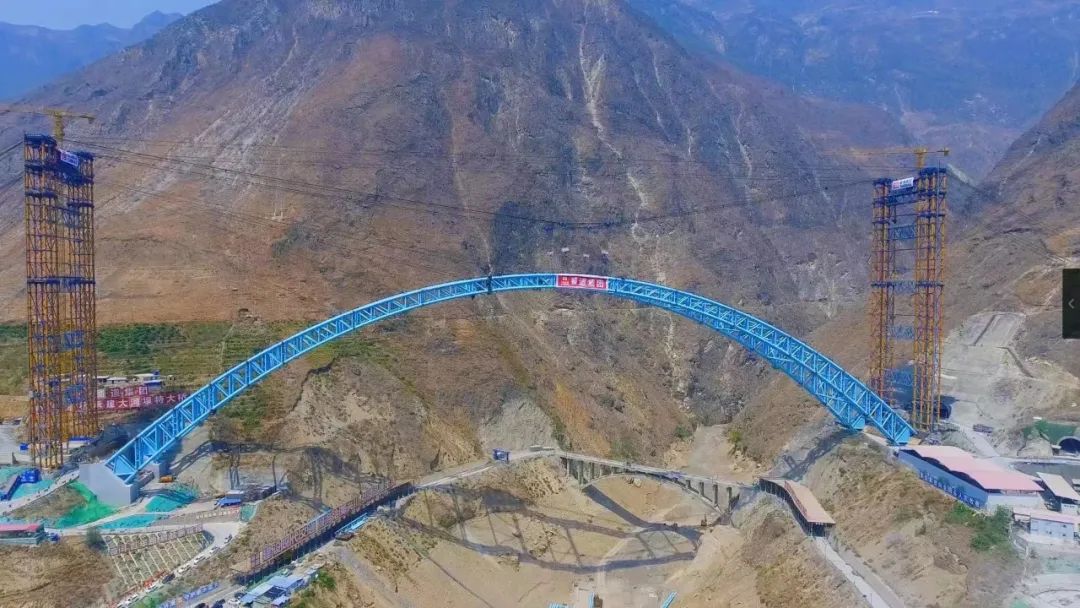 沿江高速大河坝特大桥主拱顺利合龙