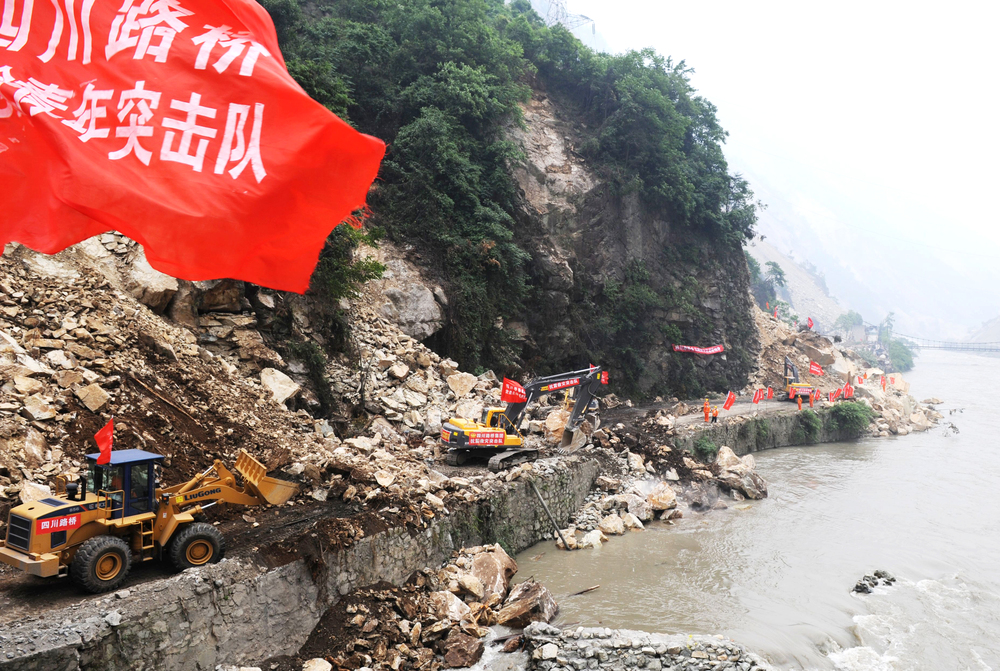 “5.12”汶川大地震后，华体huati(中国)抢险队全力抢通都汶公路.JPG