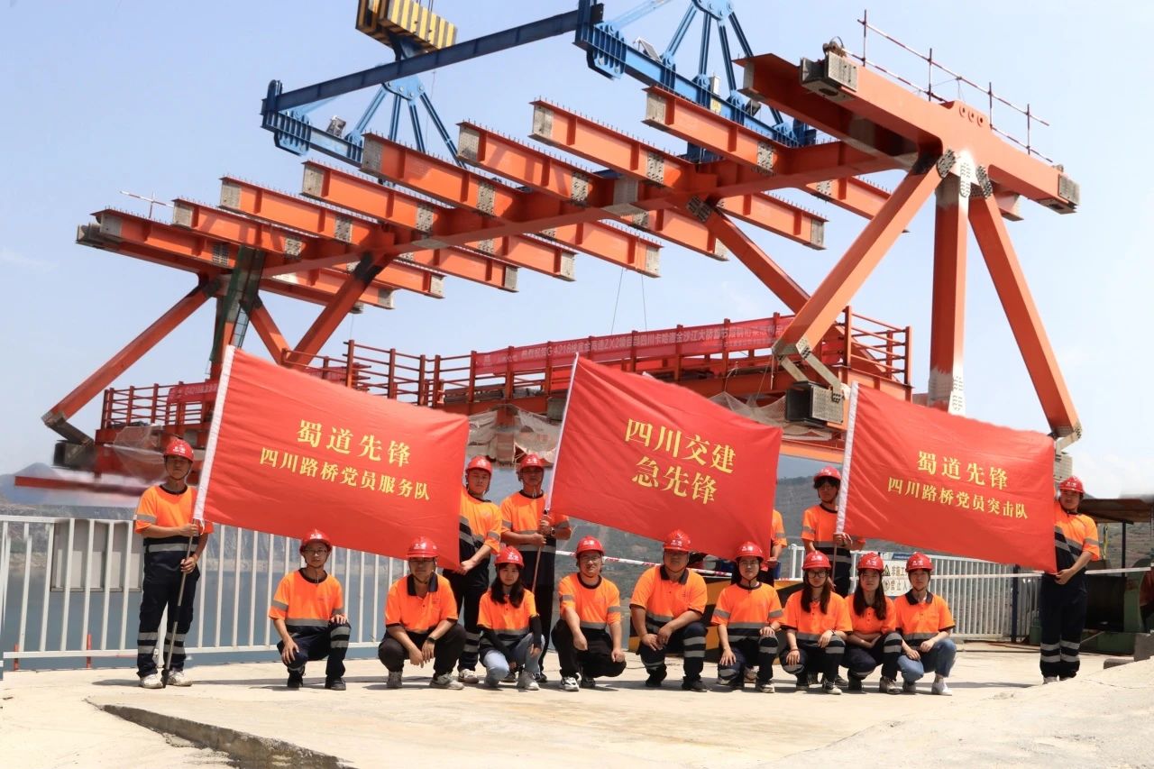 卡哈洛金沙江大桥！钢桁梁“走军姿”