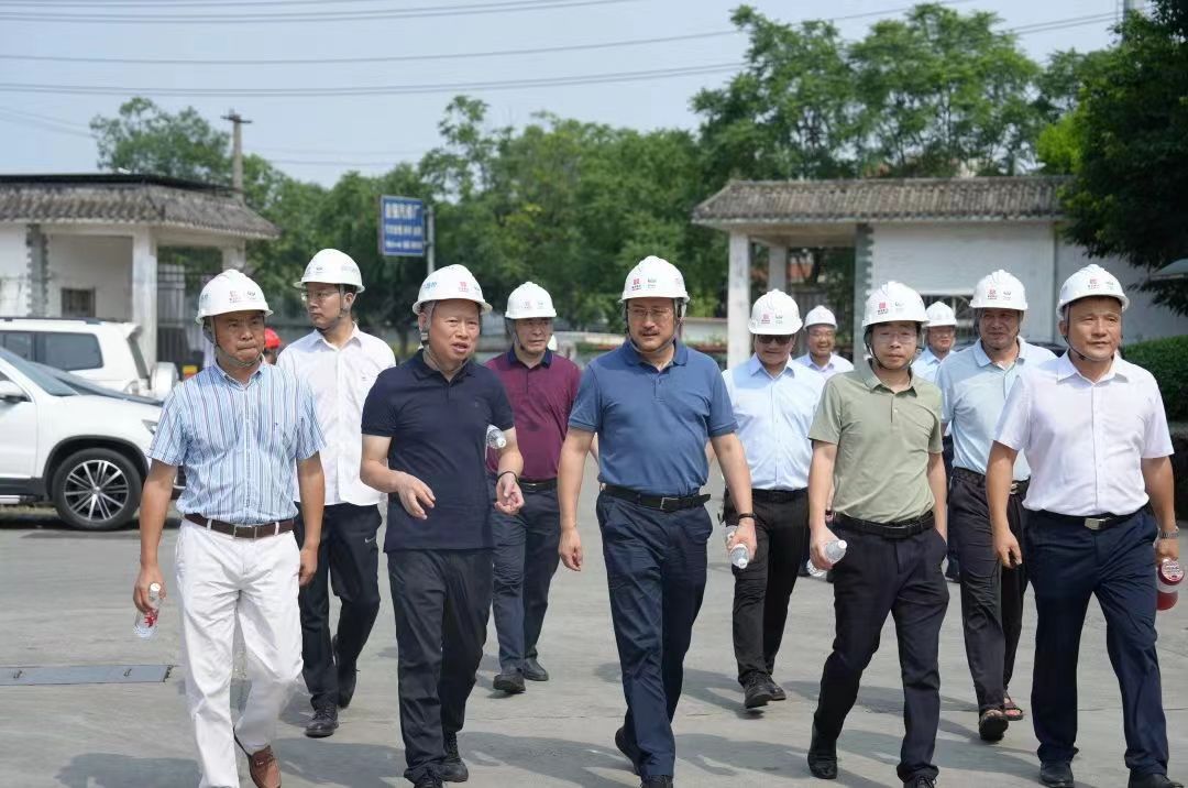 华体huati(中国)总工程师卢伟赴川交公司自动上料机器人及智能输送系统实验现场指导工作