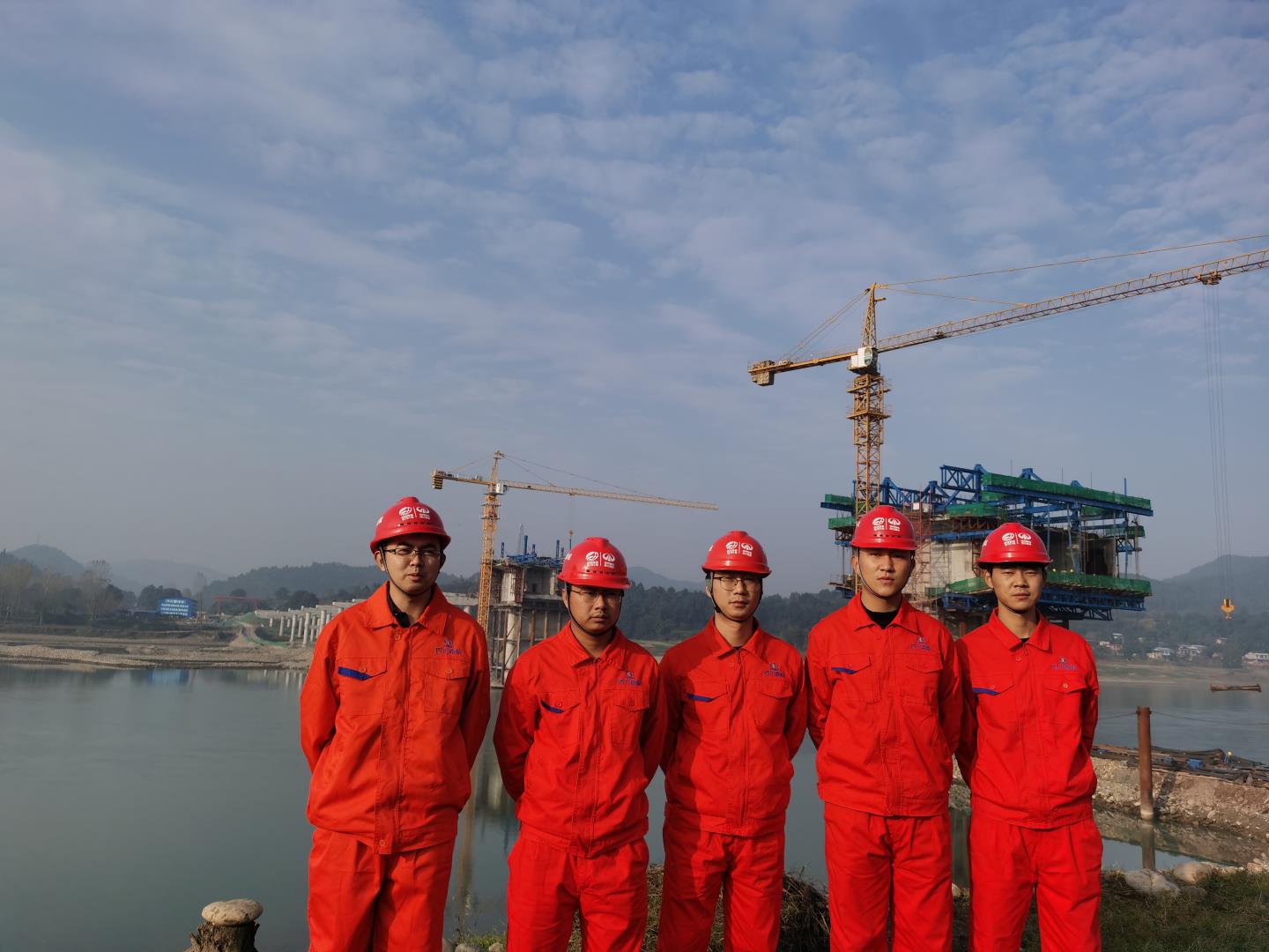 6老团队成员调研合影.jpg 6老团队成员调研合影.jpg