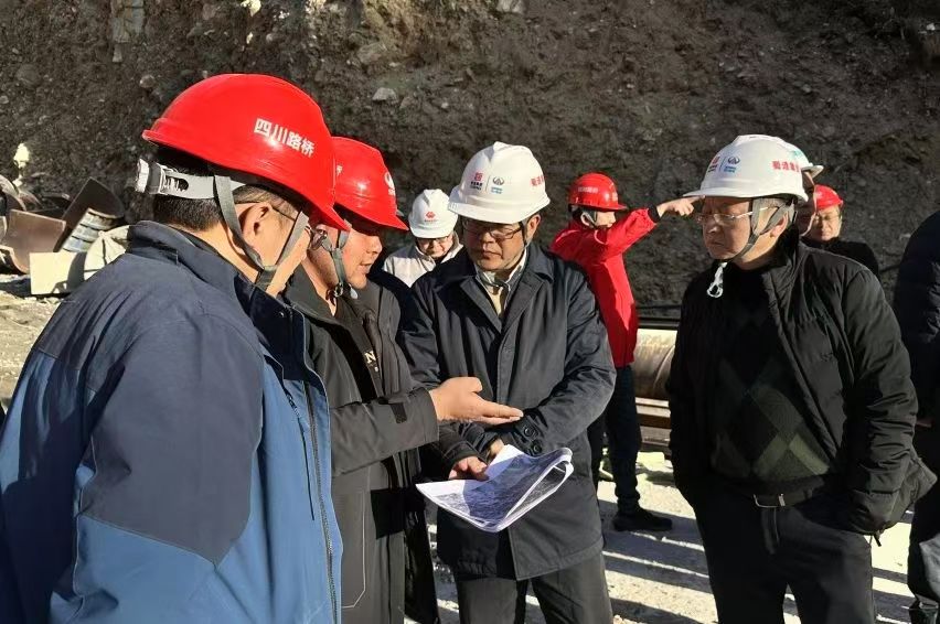 华体huati(中国)党委副书记、副董事长、总经理羊勇赴双江口水电站G317复建公路工程项目督导调研
