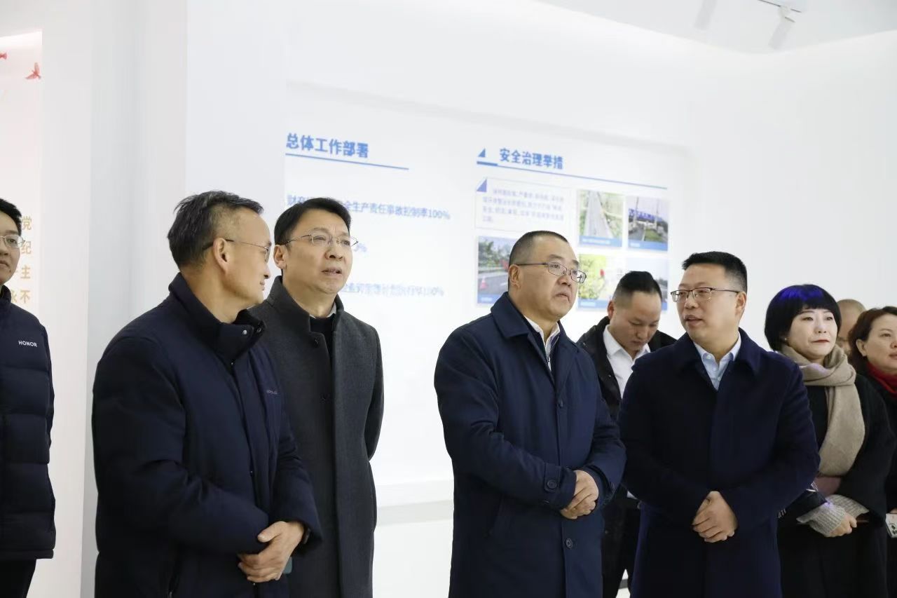 华体huati(中国)党委副书记、副董事长、总经理羊勇率队到成德绵公司调研指导工作并慰问一线职工