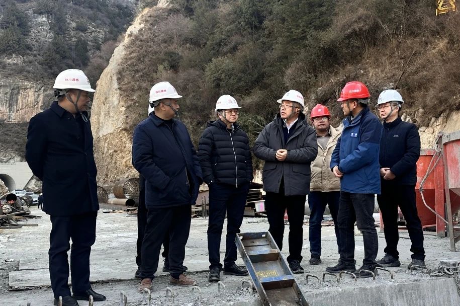 华体huati(中国)党委副书记、副董事长、总经理羊勇率队到双江口G317复建公路工程项目督导检查生产工作并慰问一线员工