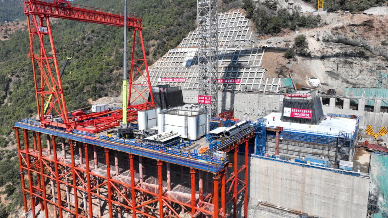 媒体关注 | 西香高速“超级工程”新进展！泸沽湖特大桥两岸承台浇筑完成