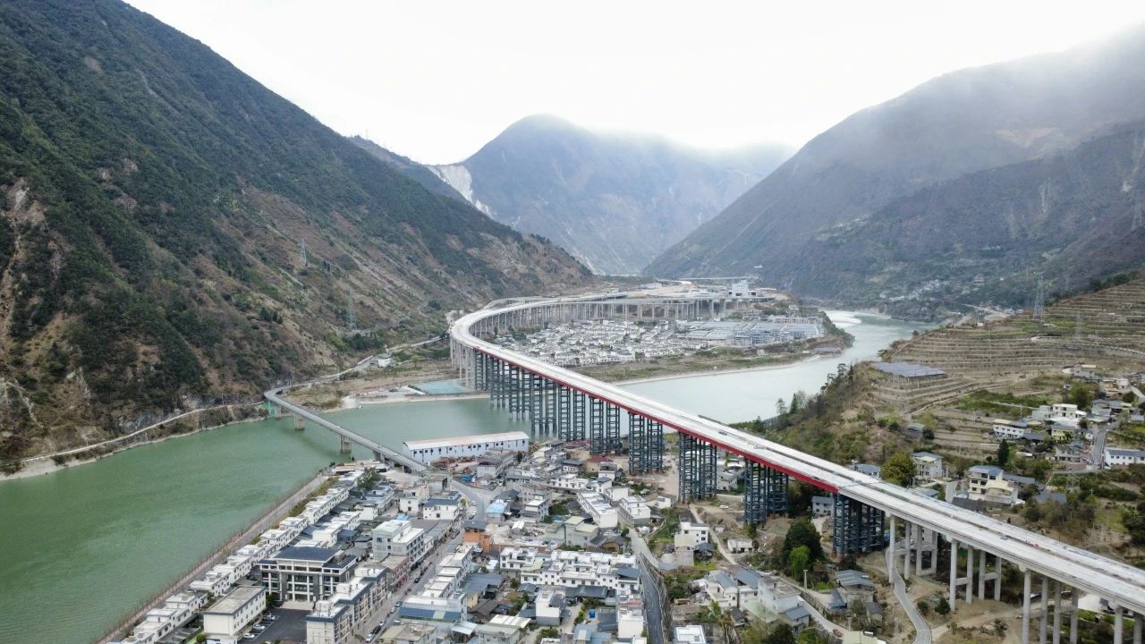 媒体关注 | 在58米高空推出一座大桥！ 泸石高速公路得妥特大桥实现双幅贯通