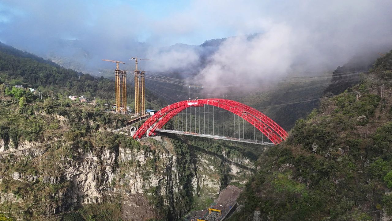 宜金高速大河沟特大桥主拱双线合龙