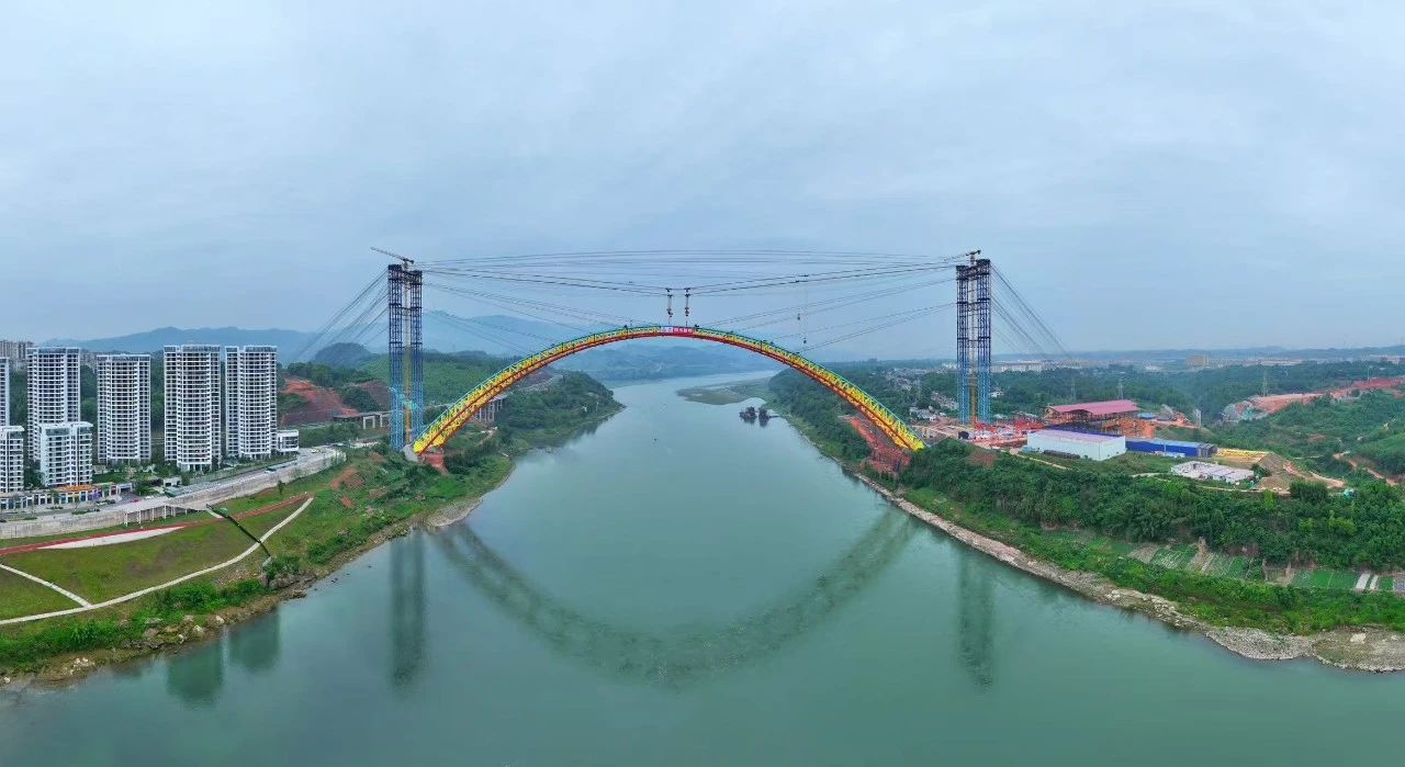 媒体关注 | 屏山百姓期盼许久的“彩虹桥”，今天主拱合龙了！