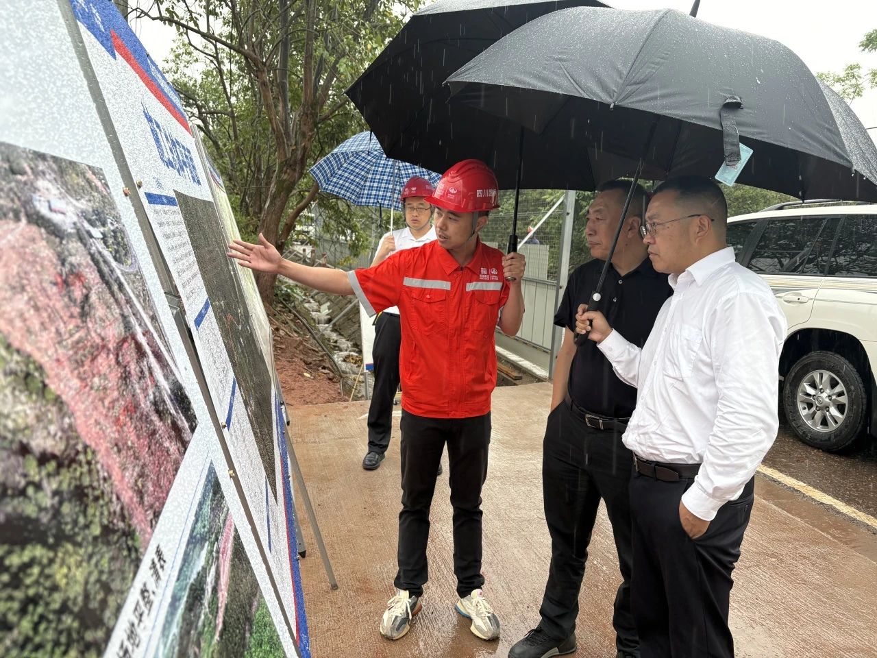 华体huati(中国)党委副书记、副董事长、总经理羊勇一行督导调研成渝高速扩容项目