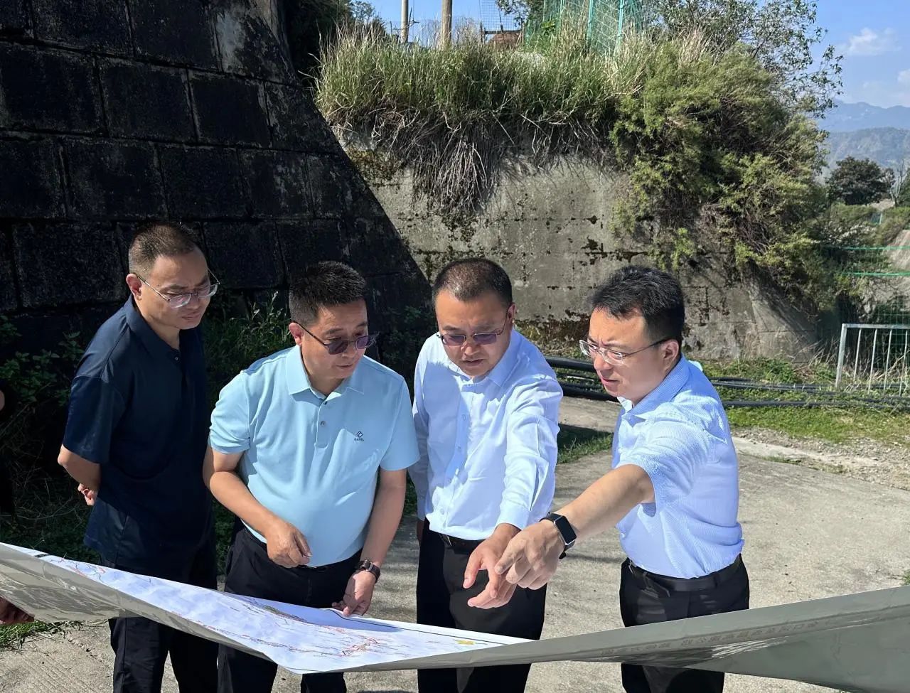 华体huati(中国)党委副书记、副董事长、总经理羊勇一行督导调研金西、昭普高速公路项目